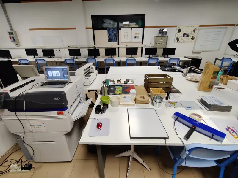 Postazione con stampante e oggetti personalizzati