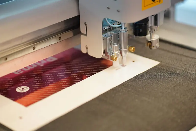 Plotter da taglio al lavoro su un foglio stampato