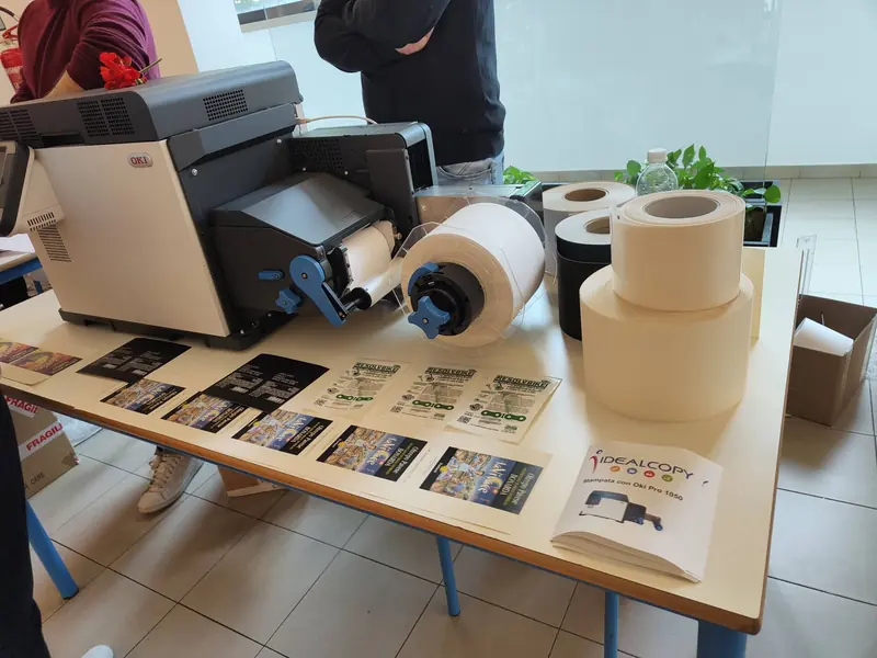 Stampante per etichette in bobina, con rotoli ed etichette stampate