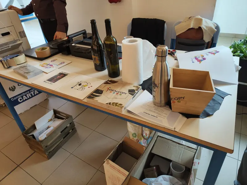 Bottiglie ed etichette stampate sul banco dimostrativo